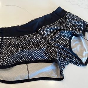 Lululemon athletic speed shorts 2.5 in
